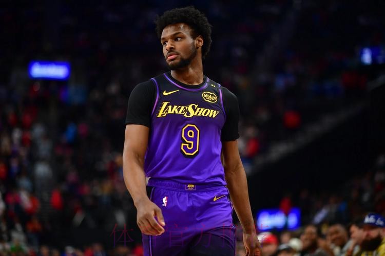 午间新闻速递:法国队内突发病情 布朗尼试训湖人 午间新闻速递:法国队内突发病情 布朗尼试训湖人