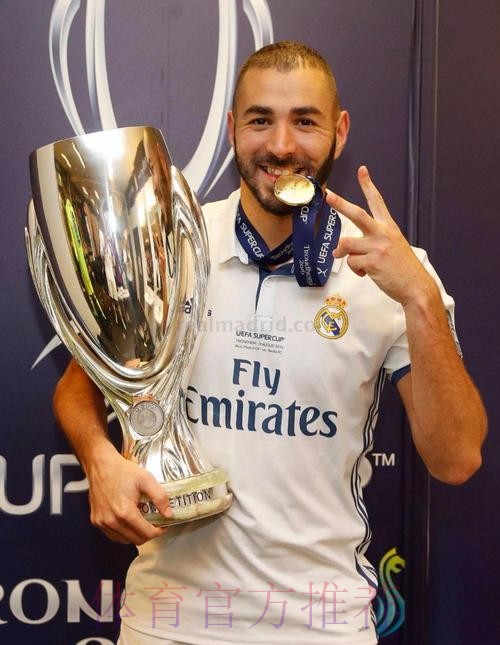 西媒:法国足球已告知本泽马 他赢得了今年金球奖 西媒:法国足球已告知本泽马 他赢得了今年金球奖